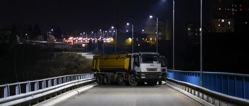 Ein Lkw blockiert den Grenzübergang Merdare