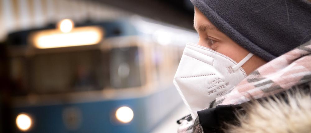 Ein Frau mit FFP2-Maske wartet in einer U-Bahnstation auf die Bahn (Archivfoto).