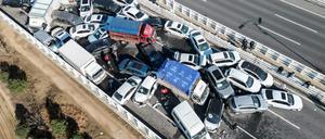 Mindestens 200 Fahrzeuge waren an dem Unfall beteiligt.