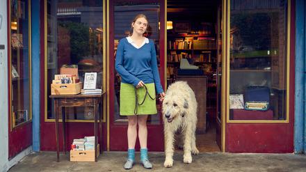 Luise (Luna Wedler) und Hund Alaska vor der Buchhandlung in Was man von hier aus sehen kann 2022 Regie: Aron Lehmann