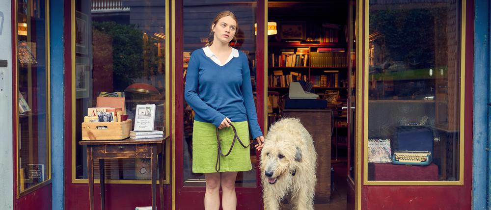 Luise (Luna Wedler) und Hund Alaska vor der Buchhandlung in Was man von hier aus sehen kann 2022 Regie: Aron Lehmann