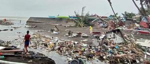 Kurz vor Beginn der Weihnachtsferien traf der Regen zentrale und südliche Regionen des Inselstaates mit voller Wucht.