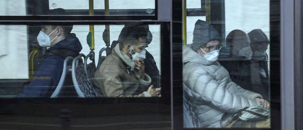 Berlin, 22.11.2021 - Fahrgaeste eines BVG Busses tragen FFP2 Masken.