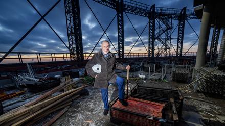 Rundblick: Reinhard Müller auf der Baustelle des Gasometers im Euref-Campus Berlin-Schöneberg.