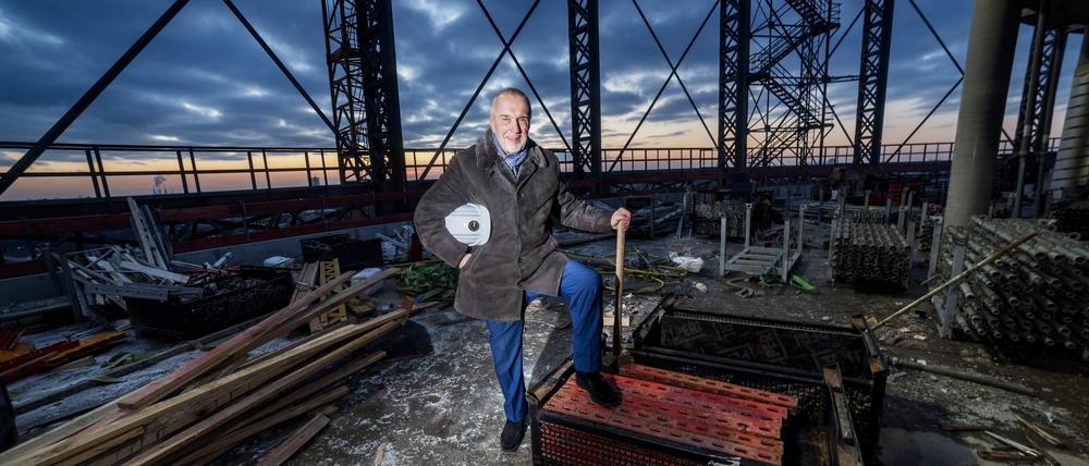 Rundblick: Reinhard Müller auf der Baustelle des Gasometers im Euref-Campus Berlin-Schöneberg.