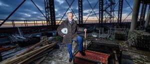 Rundblick: Reinhard Müller auf der Baustelle des Gasometers im Euref-Campus Berlin-Schöneberg.