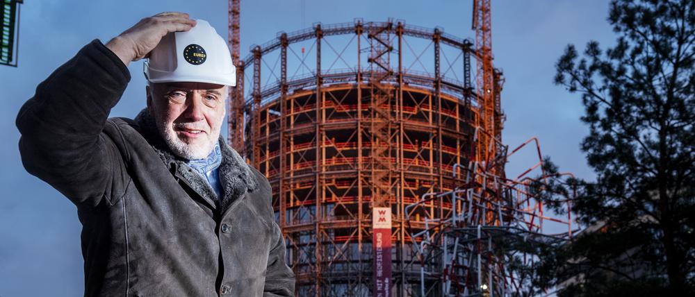 Euref-Eigentümer Reinhard Müller Anfang des Jahres vor der Baustelle des Gasometers in Berlin-Schöneberg. Etwa 200 Millionen Euro hat das Bauprojekt gekostet.