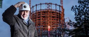Euref-Eigentümer Reinhard Müller Anfang des Jahres vor der Baustelle des Gasometers in Berlin-Schöneberg. Etwa 200 Millionen Euro hat das Bauprojekt gekostet.