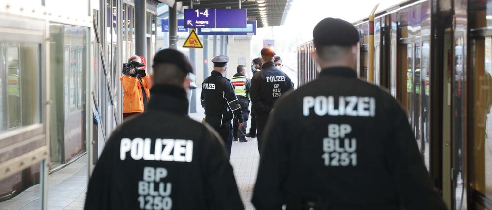 Beamte der Bundespolizei auf einem Bahnsteig.