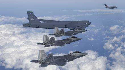 HANDOUT - 19.12.2022, Südkorea, ---: Auf diesem vom südkoreanischen Verteidigungsministerium zur Verfügung gestellten Foto überfliegen ein US-amerikanischer B-52-Bomber, eine C-17 und F-35-Kampfjets der südkoreanischen Luftwaffe die koreanische Halbinsel während einer gemeinsamen Luftübung. Die Vereinigten Staaten flogen am Dienstag nuklearfähige Bomber und fortschrittliche Tarnkappenjets in einer Machtdemonstration gegen Nordkorea, als die mächtige Schwester des nordkoreanischen Führers Jong Un Zweifel am Militär ihres Landes äußerte und mit einem Interkontinentalraketentest mit voller Reichweite drohte. Foto: --/South Korean Defense Ministry/AP/dpa - ACHTUNG: Nur zur redaktionellen Verwendung und nur mit vollständiger Nennung des vorstehenden Credits +++ dpa-Bildfunk +++