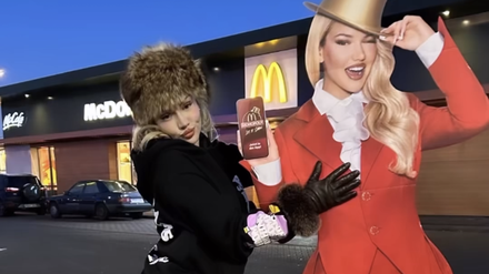 Shirin David mit pinken Pelzstiefeln.