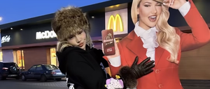 Shirin David mit pinken Pelzstiefeln.