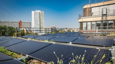 Auf dem Dach der runderneuerten Firmenzentrale wird natürlich Strom produziert.
