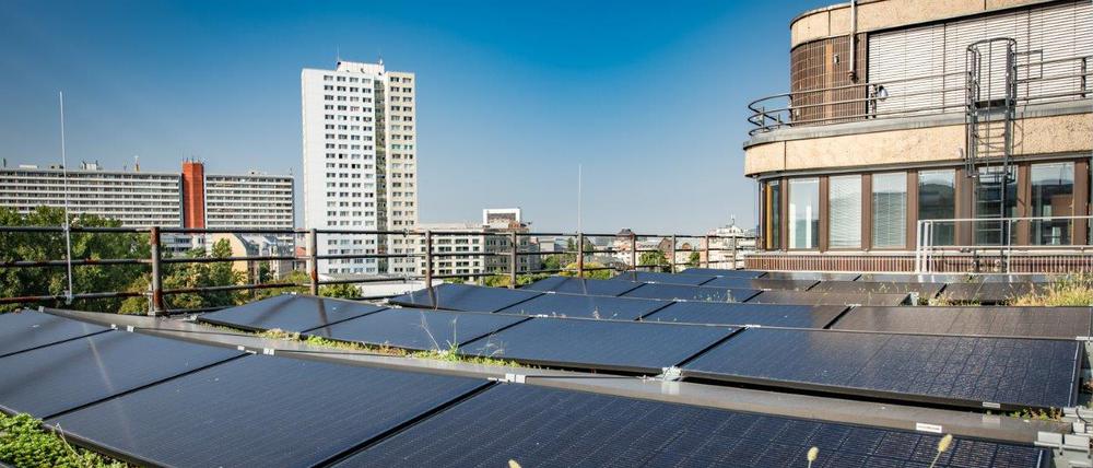Auf dem Dach der runderneuerten Firmenzentrale wird natürlich Strom produziert.