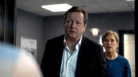 Silvesterabend, kurz vor Knall: Bettina (Anke Engelke) und Martin (Matthias Brandt) werden durch einen technischen Defekt in einer Bankfiliale eingeschlossen.