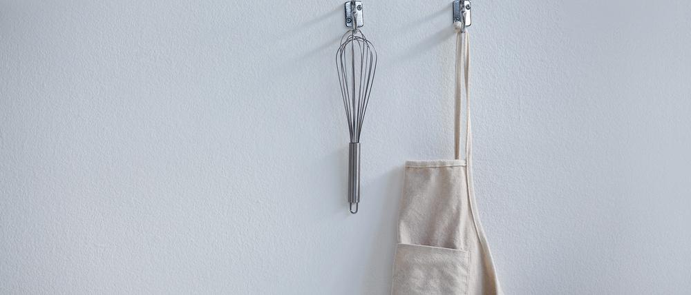 Schürze am Haken.