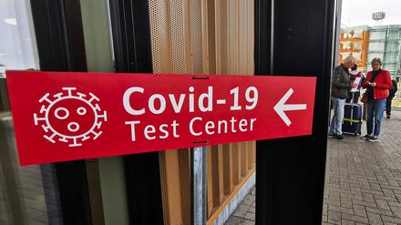 European Airports Covid-19 test center at Charleroi Airport near Brussels, Belgium on October 12, 2022. Brussels Belgium PUBLICATIONxNOTxINxFRA Copyright: xBeataxZawrzelx originalFilename: zawrzel-european221012_npfvj.jpg 