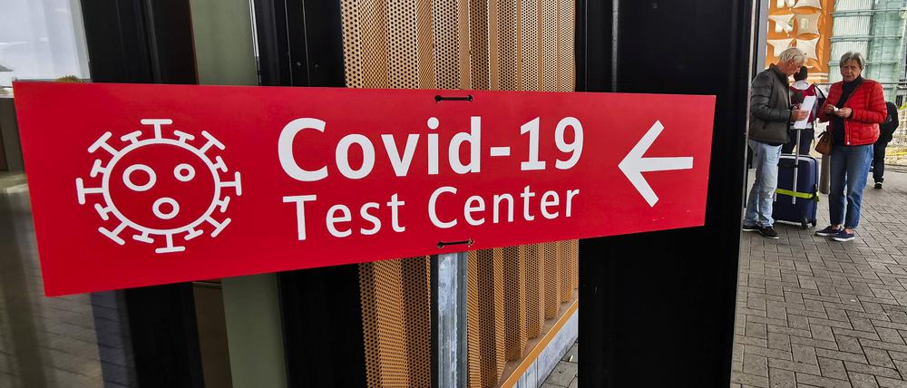 European Airports Covid-19 test center at Charleroi Airport near Brussels, Belgium on October 12, 2022. Brussels Belgium PUBLICATIONxNOTxINxFRA Copyright: xBeataxZawrzelx originalFilename: zawrzel-european221012_npfvj.jpg 