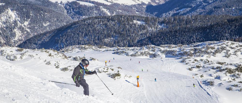 Ein Skifahrer im Gelände im Skigebiet Steinplatte bei Kitzbühel in Österreich. (Symbolbild
