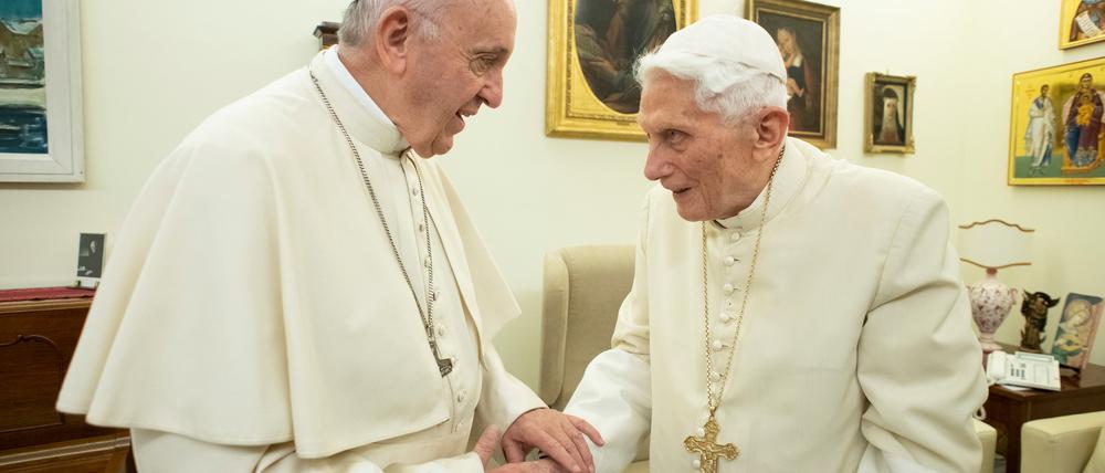 Papst Franziskus (l.) und der emeritierte Papst Benedikt XVI.