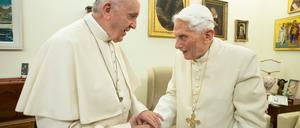 Papst Franziskus (l.) und der emeritierte Papst Benedikt XVI.