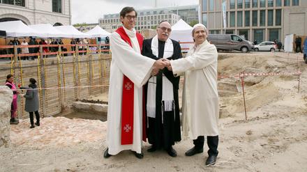 Pfarrer Gregor Hohberg, Rabbiner Andreas Nachama und Imam Kadir Sanci auf der Grundsteinlegung des „House Of One“ 2021.