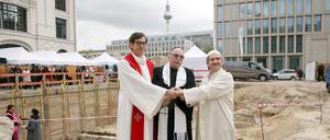 Pfarrer Gregor Hohberg, Rabbiner Andreas Nachama und Imam Kadir Sanci auf der Grundsteinlegung des „House Of One“ 2021.