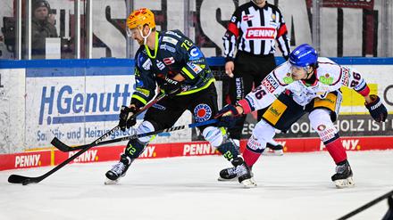 Der Däne Phillip Bruggisser (links) von den Fischtown Pinguins und Berlins Maximilian Heim.
