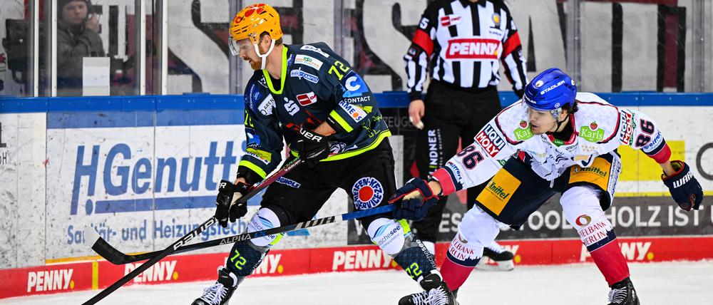 Der Däne Phillip Bruggisser (links) von den  Fischtown Pinguins und Berlins Maximilian Heim. 