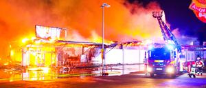 Die Feuerwehr löschte Ende des vergangenen Jahres einen brennenden Supermarkt in Bergfelde.