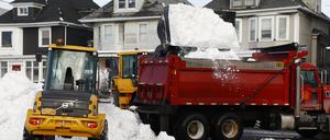 Ein Frontlader kippt Schnee in einen Muldenkipper in Buffalo, USA.