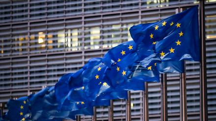 Europaflaggen wehen vor dem Sitz der EU-Kommission. 