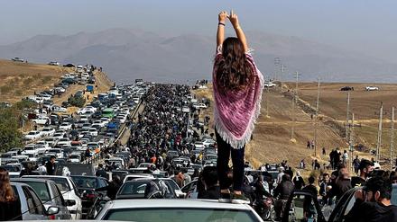 Eine Frau protestiert auf im westlichen Iran für Frauenrechte. (Archivfoto)