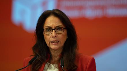 Yasmin Fahimi, DGB-Chefin, spricht beim 23. ordentlichen Gewerkschaftstag der Industriegewerkschaft Bauen-Agrar-Umwelt (Symbolbild).