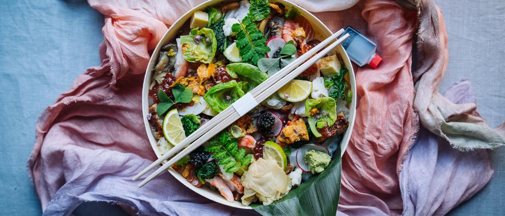 So schön und doch geliefert: die Chirashi-Sushi-Box des japanischen Restaurants „Shiori“ in Mitte. 