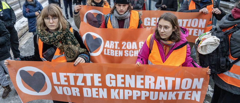 Klimaaktivist:innen bei spontaner Demo am Stachus in München.