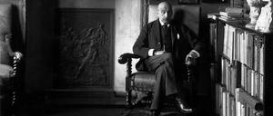 Max Liebermann in seinem Wohn- und Atelierhaus Parfiser Platz 7. Das Foto entstand im Jahr 1922.