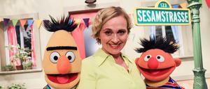 Moderieren zusammen die „Tagesthemen“: Bert (links), Caren Miosga und Ernie. 