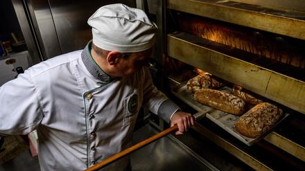 Der Bäcker Karsten Berning an seinem Ofen.