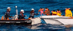 Das Handout zeigt eine Rettungsaktion der deutschen Seenotrettungsorganisation Mission Lifeline im Mittelmeer im Dezember 2022. I