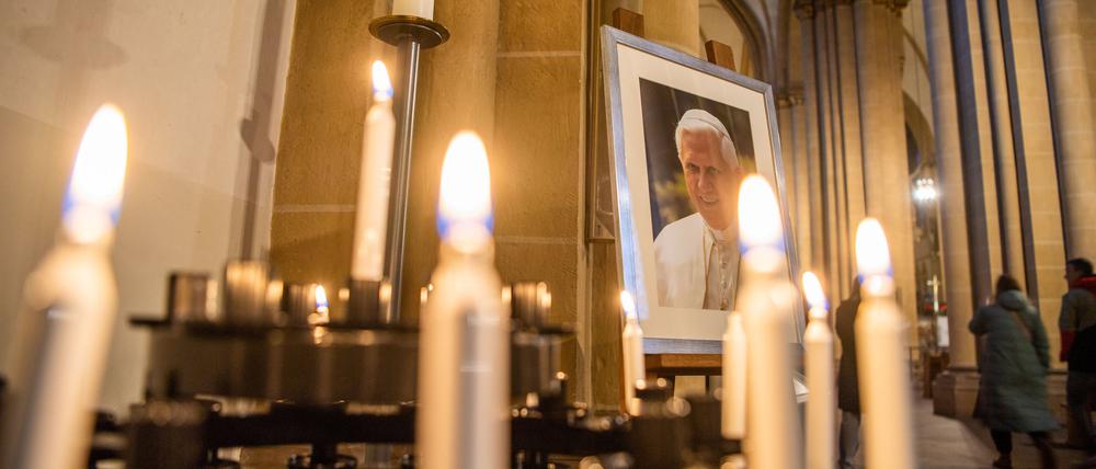 Kerzen und Gebete für den schwer erkrankten emeritierten Papst Benedikt XVI. in Rom.