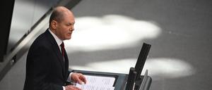 Bundeskanzler Olaf Scholz (SPD) gibt am 27. Februar eine Regierungserklärung ab und sagt: „Wir erleben eine Zeitenwende.“ 