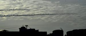 Am Himmel über Kiew sind Kondensstreifen von Raketen zu sehen (Symbolbild).