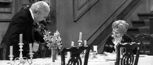 Freddie Frinton als Diener James und May Warden als Miss Sophie in einer Szene von „Dinner for One“