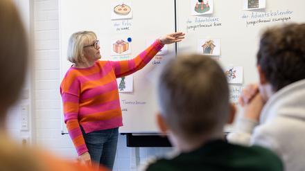 Die Lehrerin Hilde Uffelmann spricht beim Unterricht in einer Sprachlernklasse mit ukrainischen Schülern über Weihnachtsbräuche.