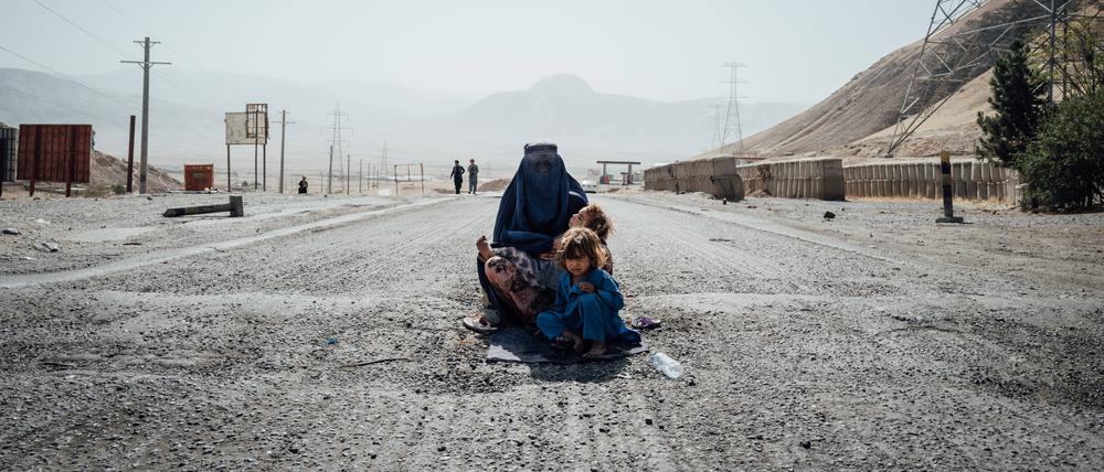Frauen unter dem Taliban-Regime: Die 25-jährige Soraya bettelt auf der Straße zwischen Kabul und Masar-i-Scharif, weil sie nach dem Tod ihrers Bruders für ihre zwei Neffen Nahrung braucht.