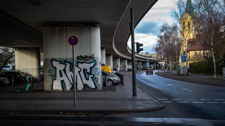 Eine Untersuchung zeigt zwei mögliche Varianten für den Umbau des Platzes auf. In beiden verschwindet die Betonbrücke.