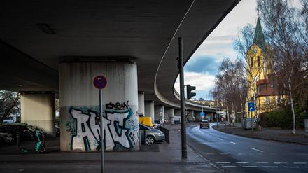 Eine Untersuchung zeigt zwei mögliche Varianten für den Umbau des Platzes auf. In beiden verschwindet die Betonbrücke.