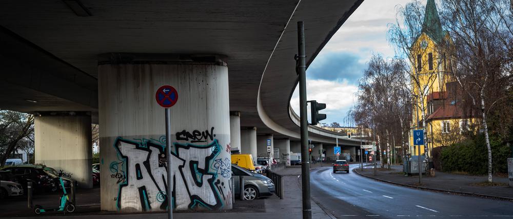 Eine Untersuchung zeigt zwei mögliche Varianten für den Umbau des Platzes auf. In beiden verschwindet die Betonbrücke.