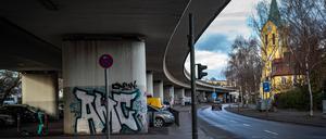 Eine Untersuchung zeigt zwei mögliche Varianten für den Umbau des Platzes auf. In beiden verschwindet die Betonbrücke.